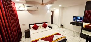 TV a/nebo společenská místnost v ubytování SAADHANA COMFORTS LODGE