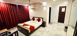 Postel nebo postele na pokoji v ubytování SAADHANA COMFORTS LODGE