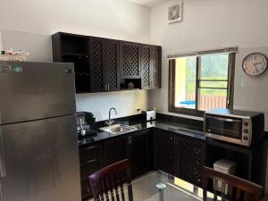 Paradis villa C8 في كو خو خاو: مطبخ مع ثلاجة ومغسلة