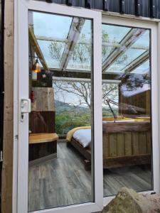 Postel nebo postele na pokoji v ubytování Balance Treehouse