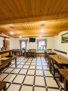 Shum Cheremosha في فيرخوفينا: غرفة طعام مع طاولات خشبية وسقوف خشبي +91 صورة