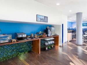Una cocina o cocineta en ibis Budget Sydney Olympic Park