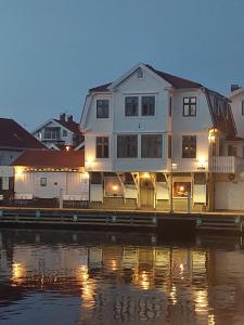 斯默根Pensionat bryggan的水体旁的码头上的房子