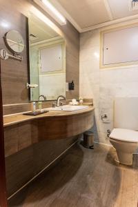 Ένα μπάνιο στο Nile Suites Plaza Apartments +37 φωτογραφίες