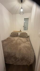 Postel nebo postele na pokoji v ubytování Studio cosy au bord du port à proximité de tout commerce