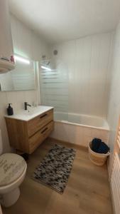 Koupelna v ubytování Studio cosy au bord du port à proximité de tout commerce