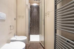 een badkamer met een wastafel en een douche bij Hostdomus - Il Maestrale Apartment in Alassio