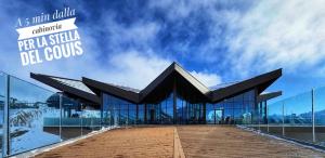 La Tornalla في أَويستا: مبنى زجاجي كبير مع سماء زرقاء في الخلفية +14 صورة