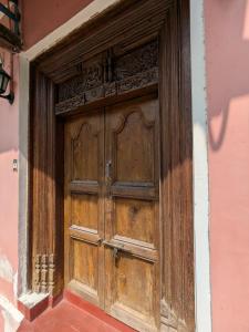 Mặt tiền/cổng chính của Madame de Lally homestay