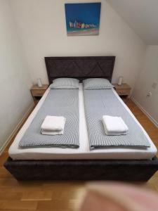 Ένα ή περισσότερα κρεβάτια σε δωμάτιο στο Apartman Batuda,moderno opremljen apartman u centru Đurđevca, u cijeni wellnes, sauna, bazen u obližnjem hotelu, mini zoo, 5G internet, R1 račun, idealan za parove, obitelji i wellnes odmor