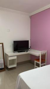 Μια τηλεόραση ή/και κέντρο ψυχαγωγίας στο Cantinho Abençoado +7 φωτογραφίες