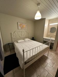 Un dormitorio con una cama blanca en una habitación. en Chalet 't Vraagteken, en Durbuy
