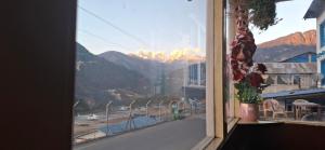 Cảnh núi rừng hoặc tầm nhìn ra núi từ nhà trọ