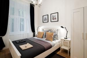 Un pat sau paturi într-o cameră la Apartment Gesse Březinova