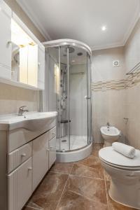 a bathroom with a shower and a toilet and a sink at Ocean Breeze Baleal in Ferrel +20 photos