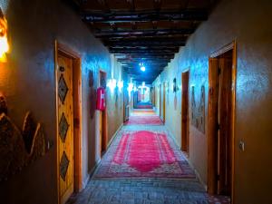 eine Gasse mit blauen und roten Lichtern in der Unterkunft Hotel Taddart in Midelt