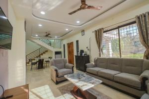 Posezení v ubytování The Majestic Villa by 23 VillaStay - Private Pool & Garden