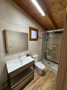 La Campanilla في Los Corrales: حمام مع حوض ومرحاض ودش +4 صور