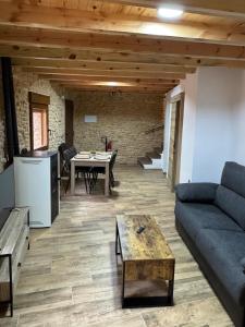 La Campanilla في Los Corrales: غرفة معيشة بها أريكة وطاولة