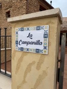 La Campanilla في Los Corrales: لافتة مكتوب عليها "لا كامبيلا" على الحائط