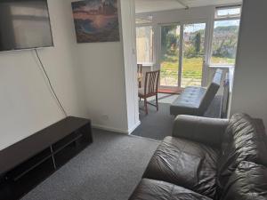 een woonkamer met een bank en een flatscreen-tv bij The Lantern in Bristol