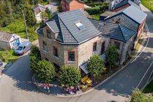 een luchtzicht op een huis met een auto aan de voorkant bij L'Ancienne Boulangerie in Durbuy