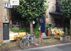 een fiets geparkeerd voor een gebouw bij L'Ancienne Boulangerie in Durbuy