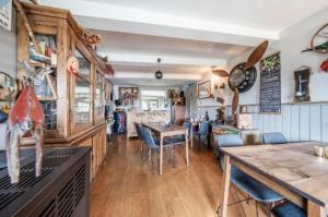 een woonkamer met een tafel en een eetkamer bij L'Ancienne Boulangerie in Durbuy
