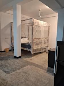 een kamer met een bed bedekt met plastic bij Ceylonza Deluxe in Nikawatawana