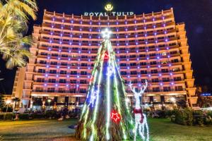 タンジェにあるRoyal Tulip City Centerのホテル前のクリスマスツリー