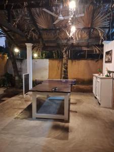 een pingpongtafel in een kamer met palmbomen bij Ceylonza Deluxe in Nikawatawana