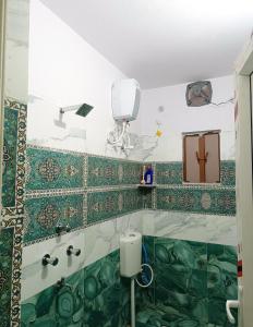 Koupelna v ubytování Patliputra Vihar