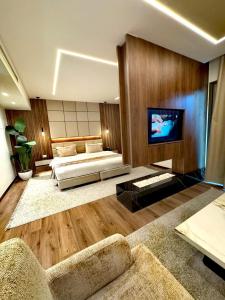 Postel nebo postele na pokoji v ubytování King Suites Hotel