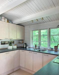 Kuchyň nebo kuchyňský kout v ubytování Hyggeligt Sommerhus I Rørvig Med Historisk Charme
