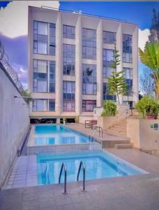 een zwembad voor een gebouw bij Violet luxury apartment in Ongata Rongai 