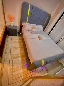 Een bed of bedden in een kamer bij Violet luxury apartment