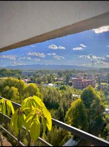 een uitzicht op een stad vanaf een balkon bij Violet luxury apartment in Ongata Rongai  +13 foto's