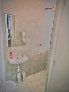 een badkamer met een wastafel en een douche bij Violet luxury apartment in Ongata Rongai 