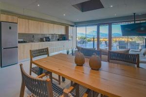 een keuken met een houten tafel met vazen erop bij Marnos Luxury Villas in Kamilari