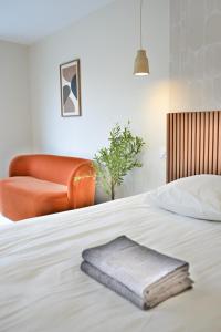 En eller flere senge i et værelse på La Grange 1 - premium - spacieux avec terrasse et parking