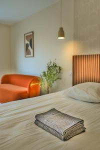 En eller flere senge i et værelse på La Grange 1 - premium - spacieux avec terrasse et parking