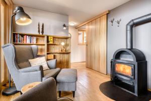 un salon avec un poêle à bois dans une pièce dans l'établissement Panorama Ferienhaus Zora, à Gurtis