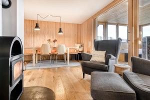 un salon avec une table et des chaises dans l'établissement Panorama Ferienhaus Zora, à Gurtis