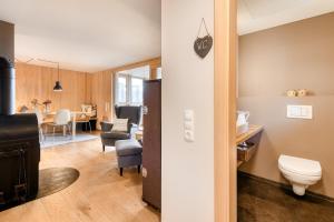 - un salon avec des toilettes et une salle à manger dans l'établissement Panorama Ferienhaus Zora, à Gurtis 9 autres photos