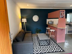 a living room with a couch and a kitchen at Kliprivier Park Tulbagh in Tulbagh