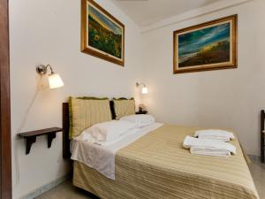 Postel nebo postele na pokoji v ubytování Huge Holiday Home in Marina di Castagneto Carducci near Sea