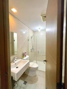 Et badeværelse på Two Palm Tree Villas By Khaye