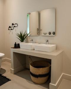 Et badeværelse på Kalm - Riverside living + 26 billeder