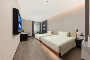 Giường trong phòng chung tại Atour Hotel Shenzhen CBD Futian Metro Station