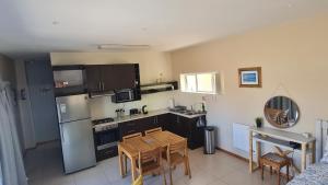 Køkken eller tekøkken på Shearwater - Self Catering Apartment